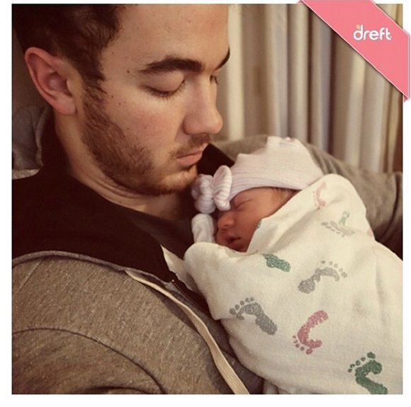 Kevin Jonas partage la première photo de sa fille et lui sur Twitter