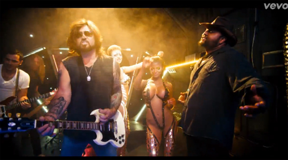 Billy Ray Cyrus chante le Achy Breaky Heart