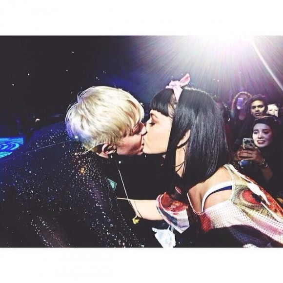 Miley Cyrus embrasse Katy PErry