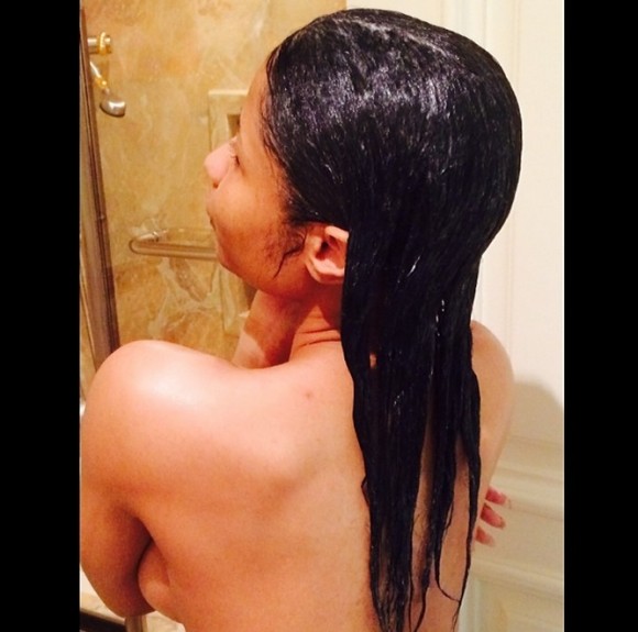 Nicki Minaj topless et au naturel dans sa douche