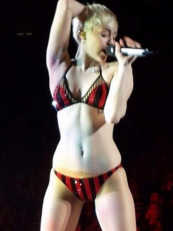 Miley Cyrus manque un changement de costume et chante en sous-vêtements