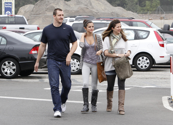 Selena Gomez and Her Parents Check Out the LA Zoo