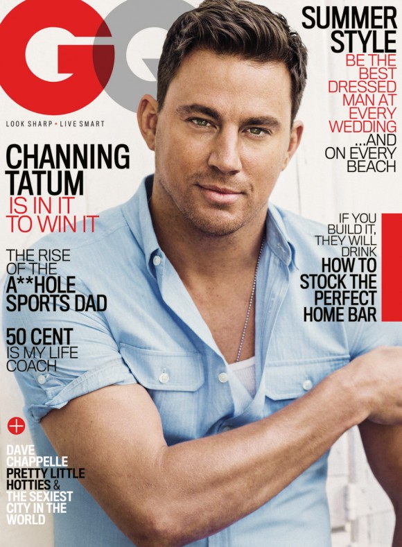 Channing Tatum a le vent en poupe cette année. L'acteur sera en 2014 à l'affiche de quatre films! En plus de multiplier les projets professionnels, il est aussi très occupé par sa fille de 11 mois, Everly, qu'il a eue avec sa femme Jenna. Quand il a un moment pour se détendre, Channing Tatum n'hésite pas à se faire plaisir avec un verre, ou deux... «Je bois certainement trop», confie-t-il à au magazine américain «GQ». «Je suis certainement un alcoolique très efficace, je suppose»  La paternité est une expérience qu'il apprécie plus que tout et qui a réveillé certains souvenirs de sa propre enfance. Plus jeune, l'acteur raconte que mère avait l'habitude de le surnommer «Chanimal» : «Je mettais le bazar partout et je grimpais partout. Je me sens vraiment mal maintenant que j'ai un enfant et que je sais à quel point c'est dur», confie Channing Tatum. «Depuis je lui ai demandé «Est-ce que j'étais un enfant difficile?». Elle avait juste ce regard sur le visage. «Tu n'étais pas difficile, tu étais juste très... occupé»  Après être passé dans le strip-tease et le mannequinat, le beau gosse a posé ses valises devant la caméra. Même si Everly l'occupe beaucoup, il lui est impossible de refuser un bon rôle. «J'ai l'impression que j'ai été cet enfant enrobé devant un buffet libre-service. C'étaient quatre super-projets, et j'étais là «Je vais les faire tous, et ils étaient là «Tu sais que faire quatre films d'affilés va te tuer?» Et moi je disais: «Oui, mais c'est quelque chose que je peux faire. Ça va juste être fatiguant et ce qui ne vous tue pas vous rend plus fort. Zéro pause», détaille Channing Tatum. «On n'a qu'une seule vie, et je peux dire que la mienne est folle, et j'en ai repoussé les limites à chaque tournant. Je suis super-fier de ça.»