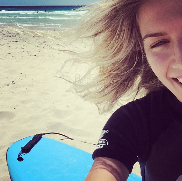 Eugenie Bouchard fait du surfboard en Australie