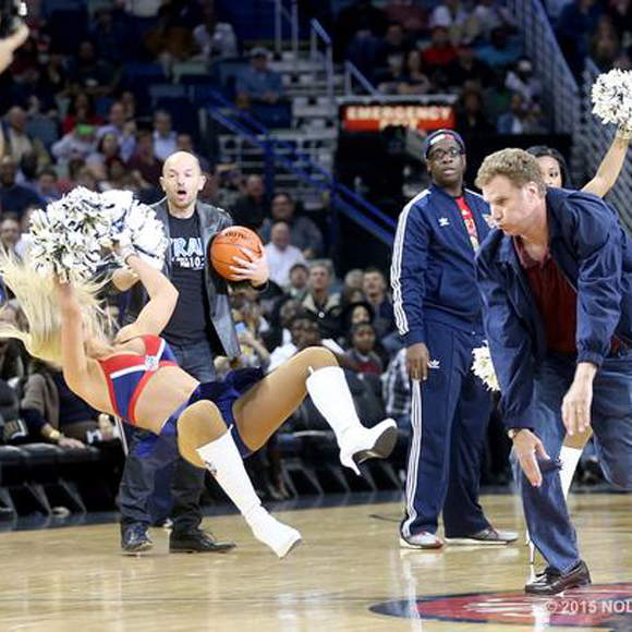 Will Ferrell assomme une cheerleader avec un ballon de basket pendant le to...