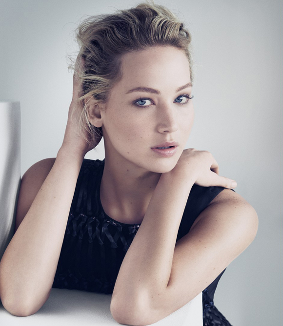 Jennifer Lawrence simple et naturelle pour la nouvelle campagne du sac Be Dior