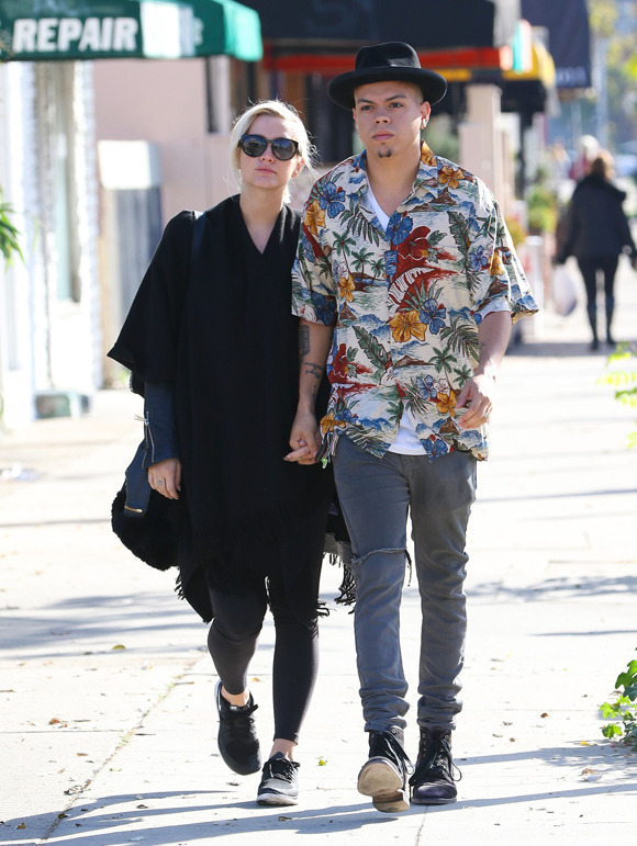 Pregnant Ashlee Simpson & Evan Ross Go Out To Breakfast