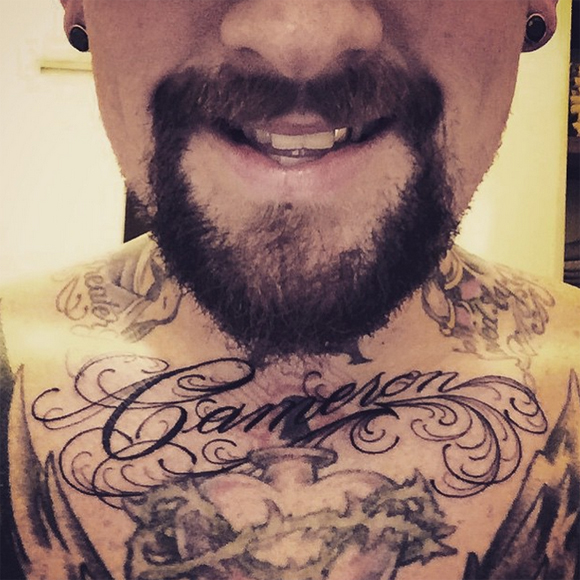 Benji Madden se fait tatouer le nom de Cameron Diaz sur le chest