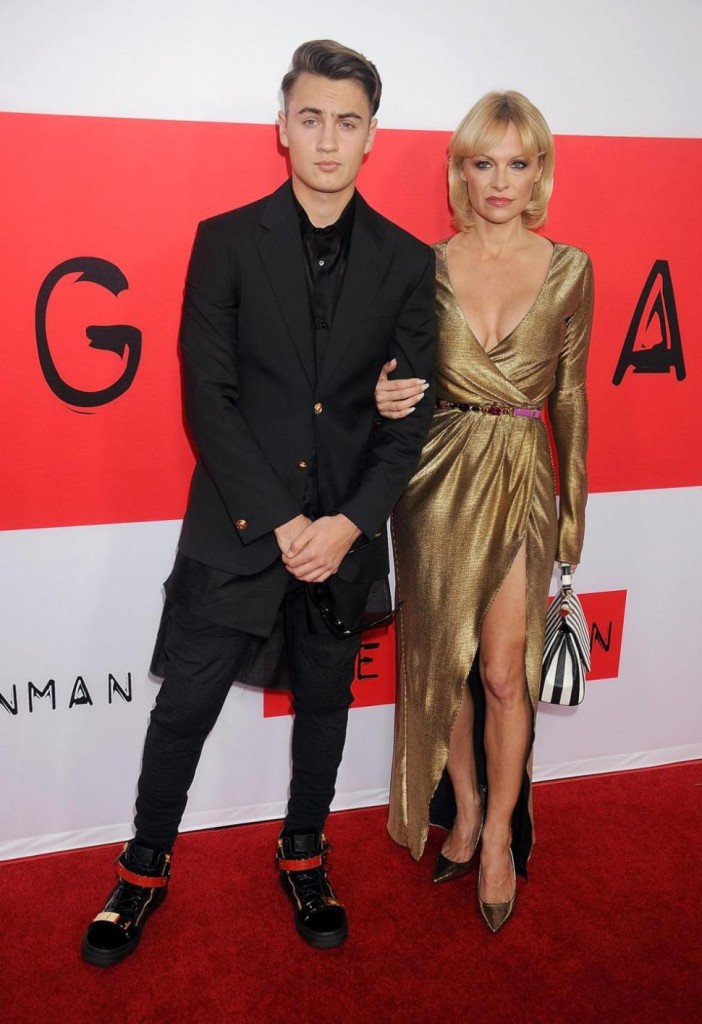Pamela Anderson est meconnaissable a la premiere de Gunman