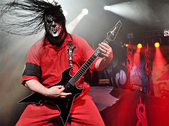 Le guitariste du groupe Slipknot a été poignardé au visage par son propre frère
