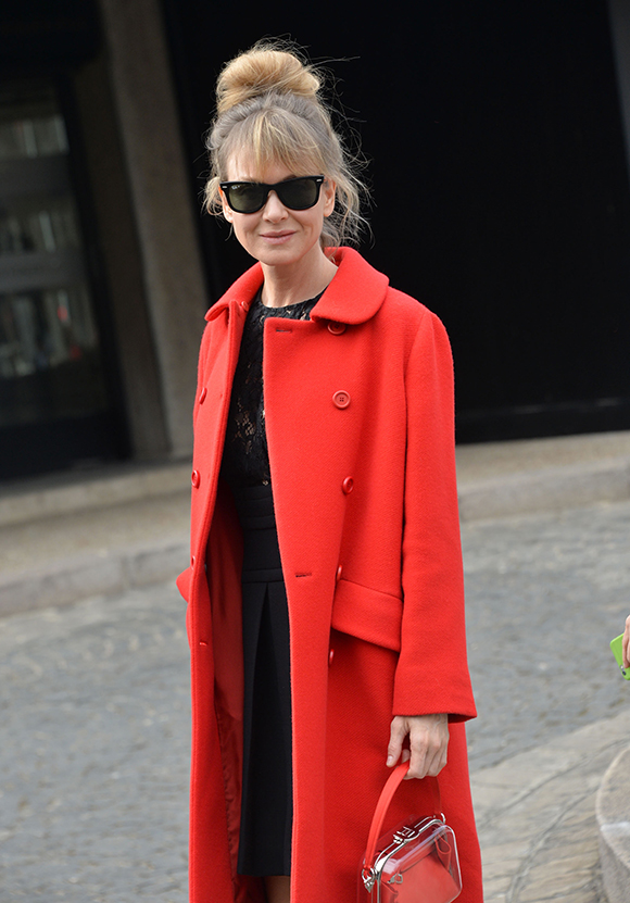 Le retour du vrai visage de Renee Zellweger lors de la Semaine de la mode de Paris