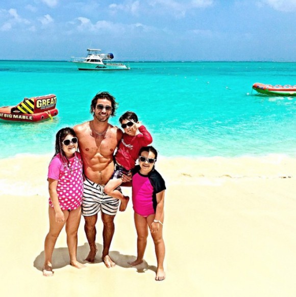 TGIF - Joey Scarpellino en vacances aux Îles Turques-et-Caïques