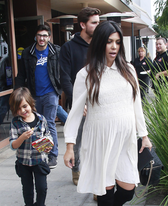 Pregnant Kourtney Kardashian Lunches With Her Family