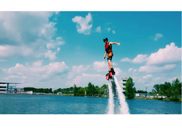 Phil Branch et Tobie Bureau-Huot font du flyboard