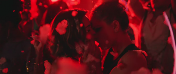 demi lovato embrasse une fille dans cool for the summer