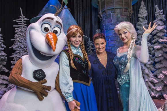 Idina Menzel rencontre Elsa et Anna à Disney World | Hollywoodpq.com