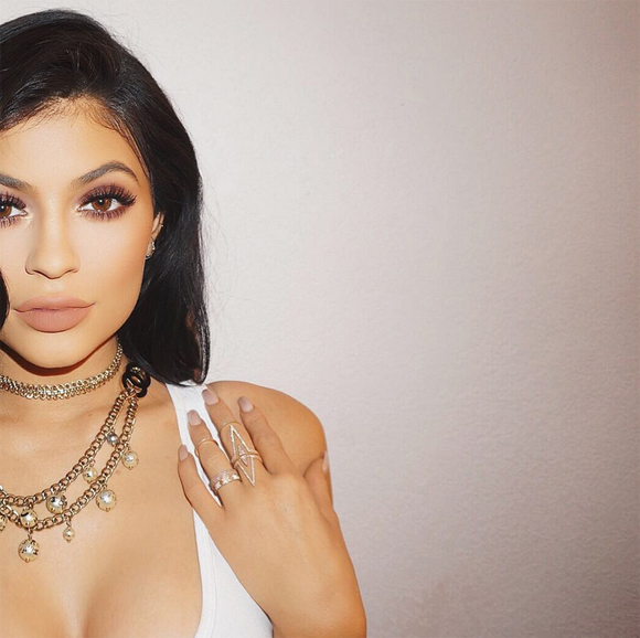 La bague au doigt sacré de Kylie Jenner déclenche des rumeurs