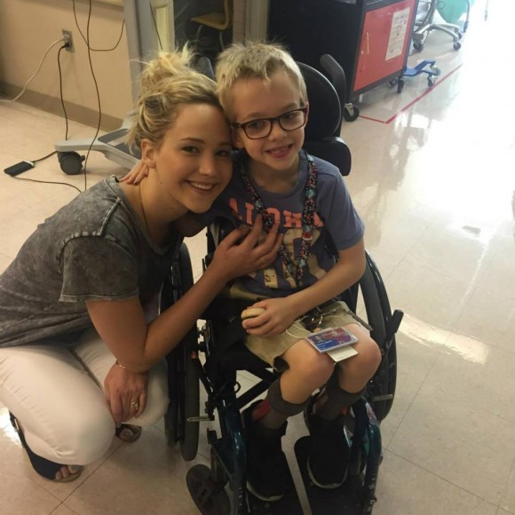 Jennifer Lawrence fait une visite surprise à l'Hôpital Shriners pour enfants de Montréal