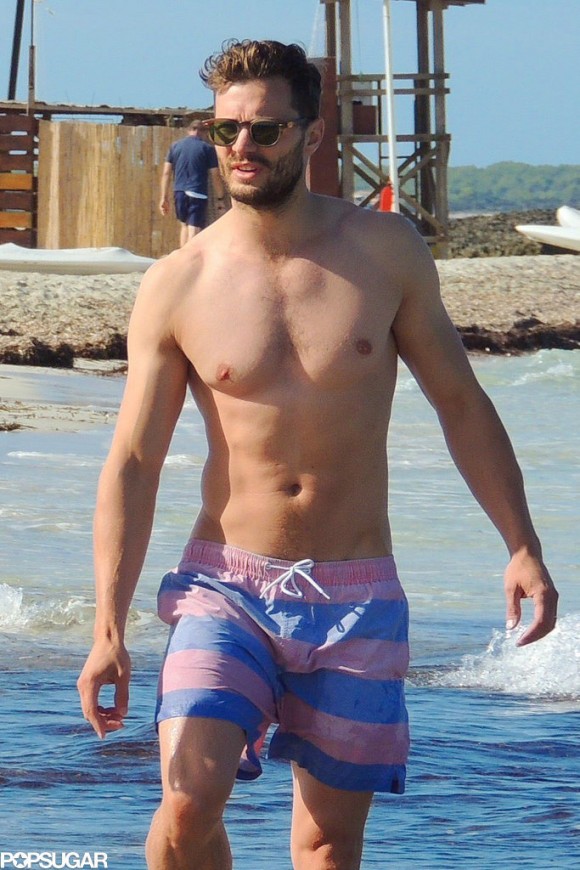 Jamie Dornan shirtless à Ibiza