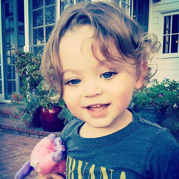 Megan Fox partage une photo de son fils Bodhi et il est TELLEMENT BEAU!