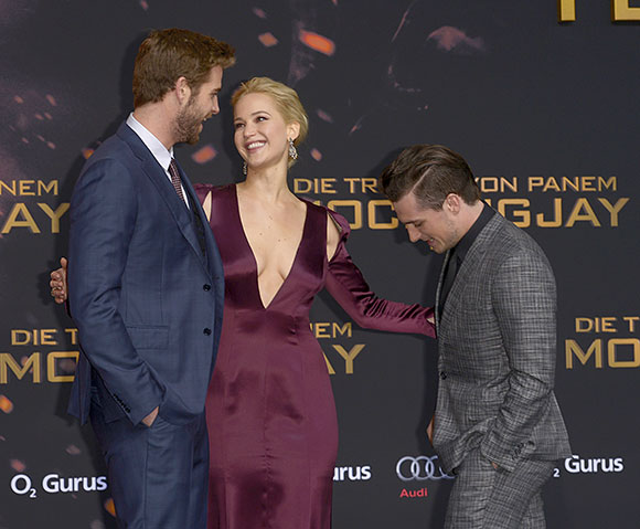 Jennifer Lawrence est HOT HOT HOT à Berlin pour la première du film Hunger Games Mockingjay Part 2 - tapis rouge