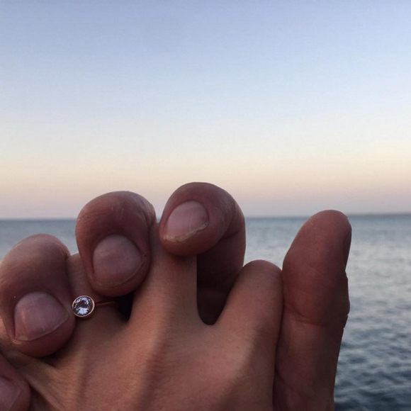 Julia Stiles est fiancée