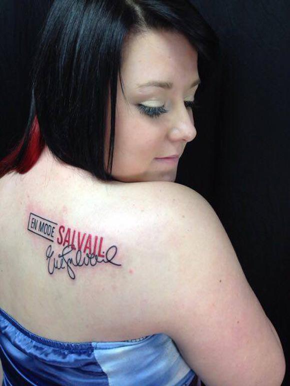 Une fan finie d'En mode Salvail se fait tatouer le logo de l'émission