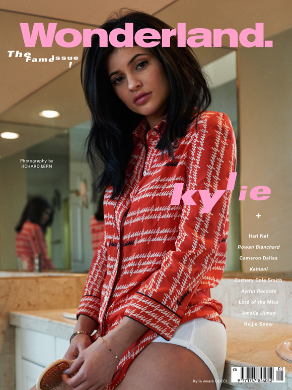 À l'international - Kylie Jenner porte des vêtements sur la couverture du magazine Wonderland