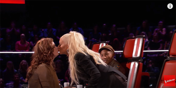 Christina Aguilera embrasse une candidate de The Voice