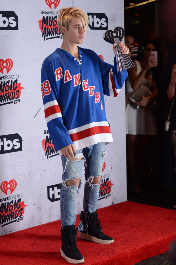 La nouvelle tête de Justin Bieber aux iHeartRadio Music Awards 2016.