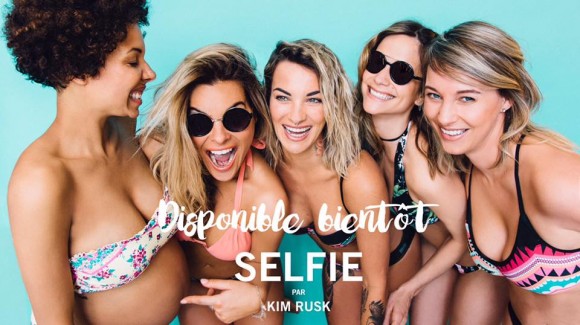 Selfie par Kim Rusk: l'animatrice dévoile sa collection de bikinis.