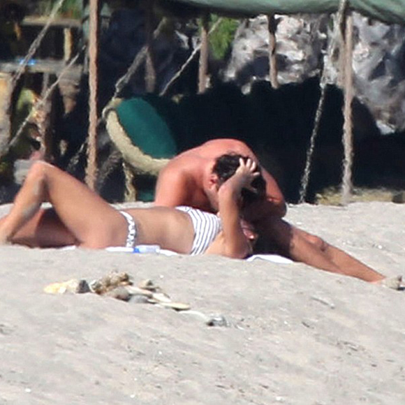 Leonardo DiCaprio et Nina Agdal s'embrassent sur la plage