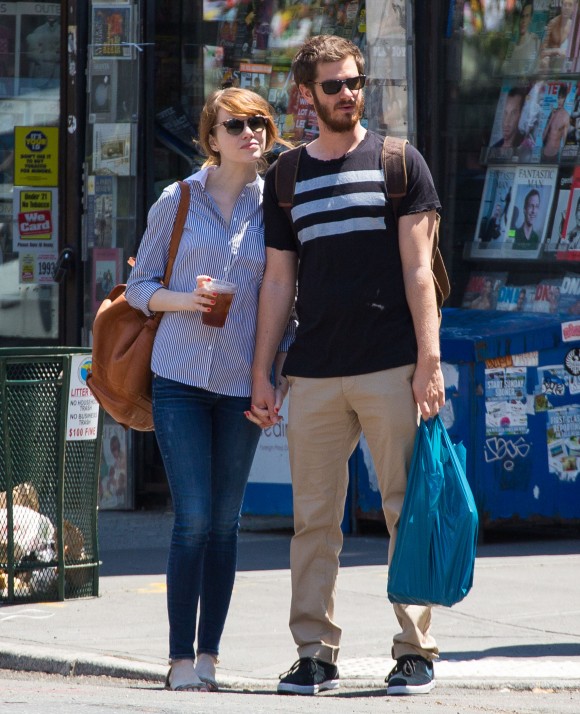 Emma Stone et Andrew Garfield ensemble dans les rues de Londres.