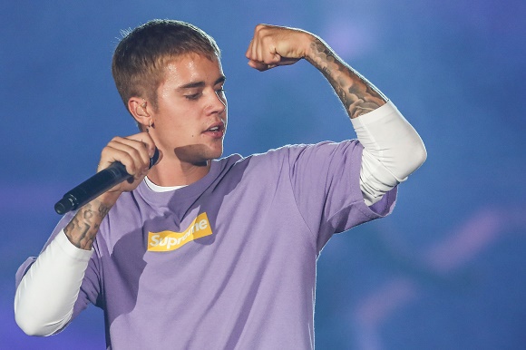 Justin Bieber asperge ses fans de morve lors d'un concert