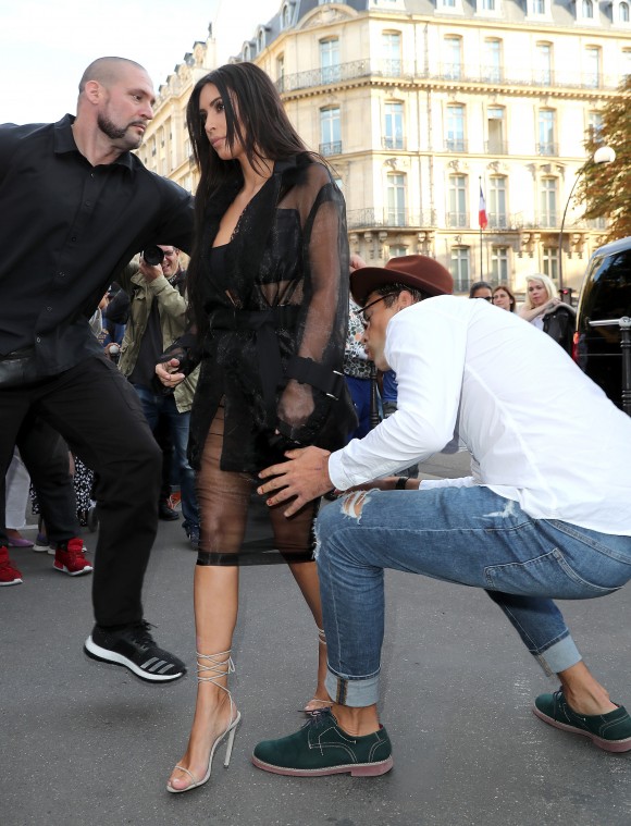 Kim Kardashian se fait attaquer à Paris par « l'agresseur de stars » Vitalii Sediuk.