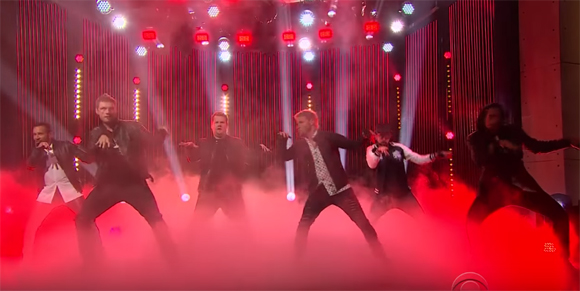 Le BUZZ - Les Backstreet Boys chantent Everybody (Backstreet's Back) avec James Corden.