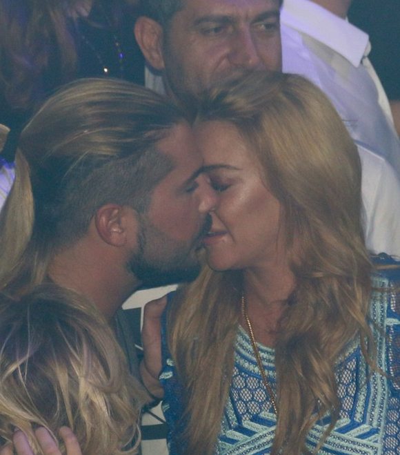Lindsay Lohan embrasse son nouveau chum dans un club à Athènes